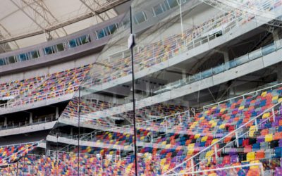 Un campo de futbol rodeado de vidrio