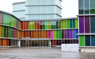 Un edificio inspirado en los vitrales de la Catedral de León