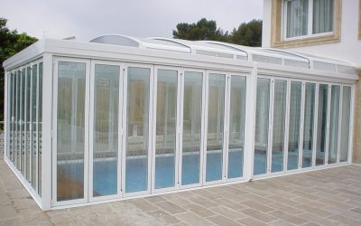 Cerramiento de piscina con techo plegable de aluminio y vidrio transparente