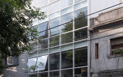 Cerramiento doble de vidrio para un edificio con dos bloques independientes