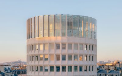 Un ático de madera y vidrio para renovar la Torrre Racine de París  